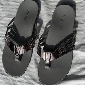 Vionic Silver sandal, Size 8, Never been worn